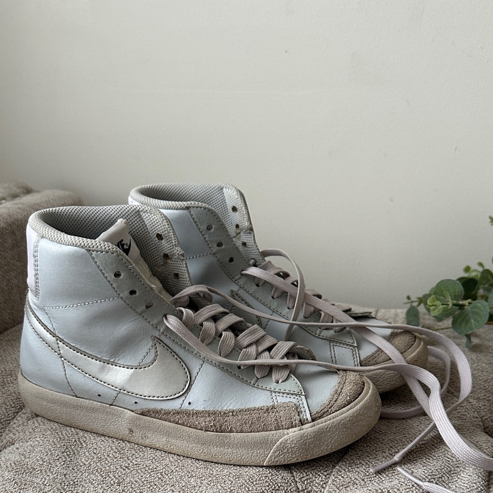 Nike High-Top Sneakers in Light Blue and Beige